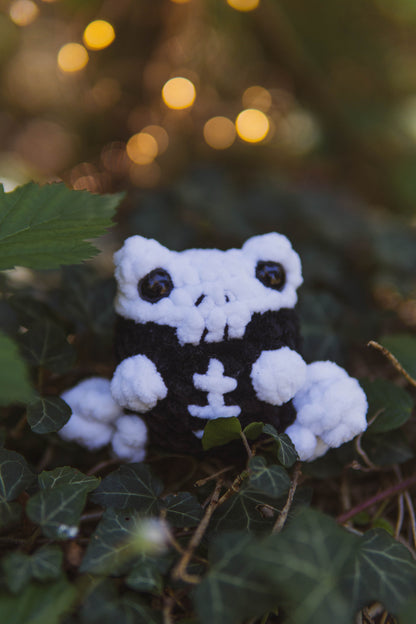 Spooky Frogs 4 in 1 No-Sew PDF Crochet Pattern